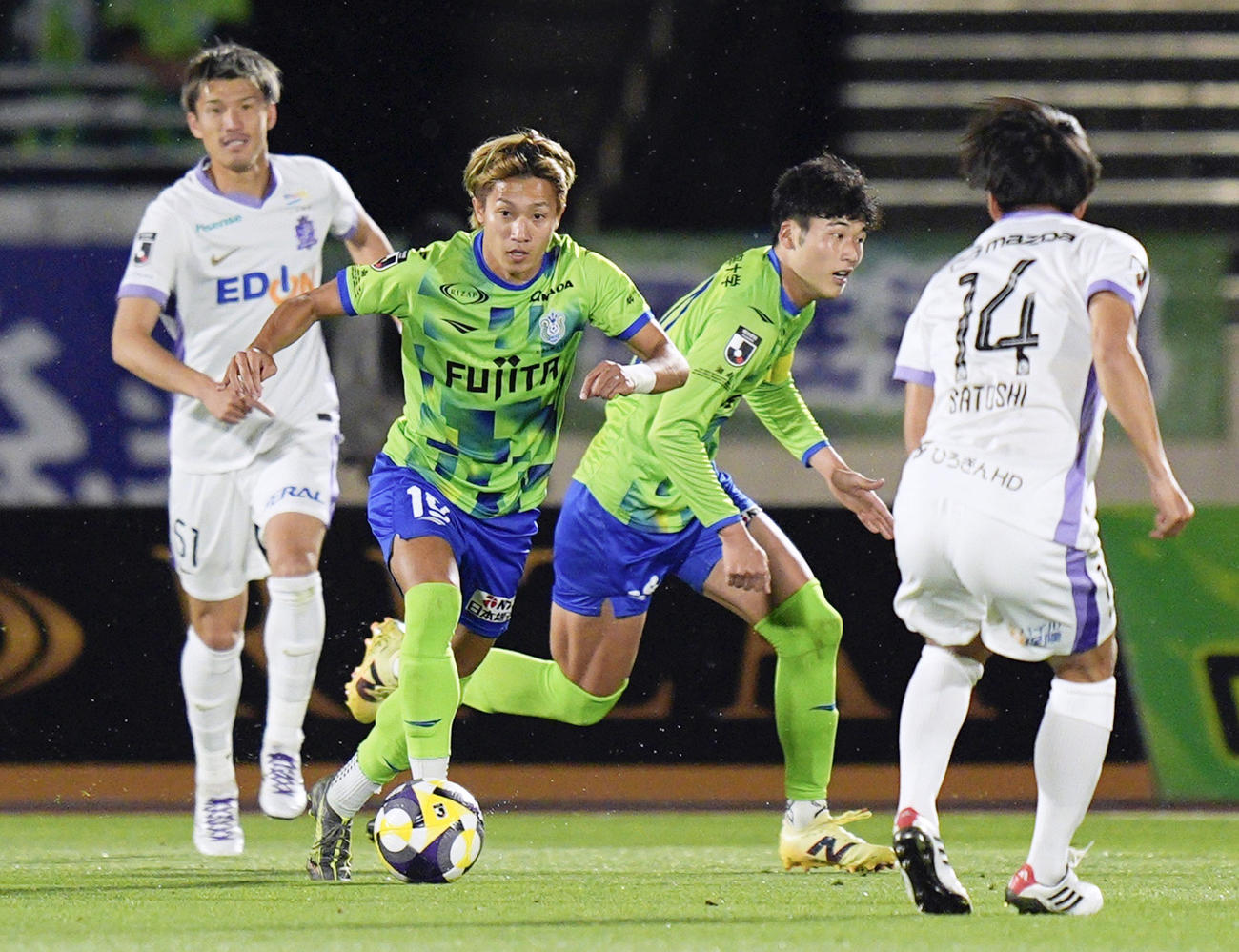 湘南対広島　前半、攻め込む湘南福田（左から2人目）と鈴木章（同3人目）（共同）