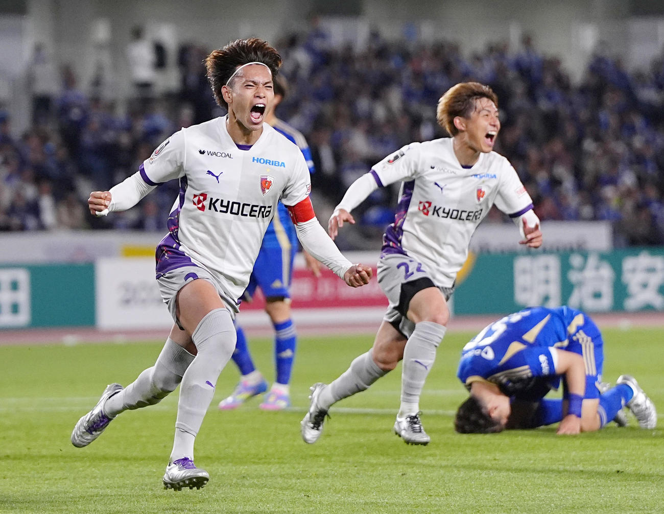 町田対京都　試合終了間際、決勝ゴールを決め、駆け出す京都福田（左）（共同）