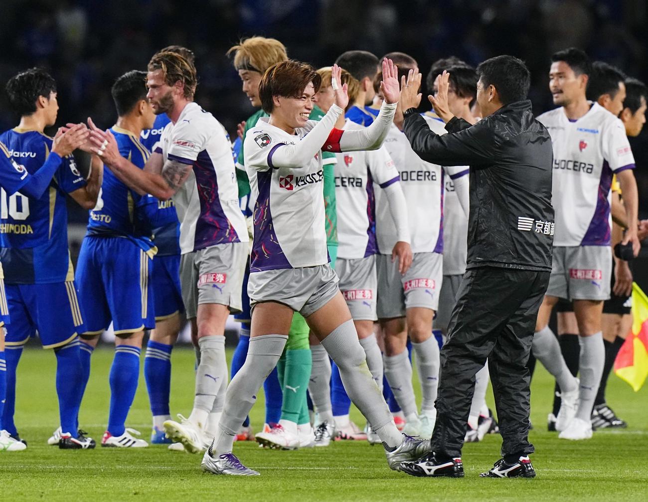 町田対京都　町田に勝利し、タッチを交わす京都・福田（中央）ら（共同）