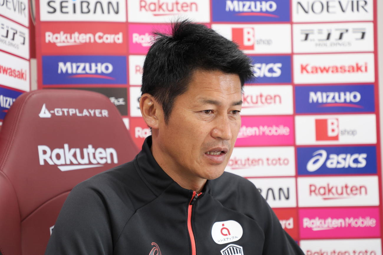 オンライン取材に応じる神戸の吉田監督（C）VISSEL KOBE