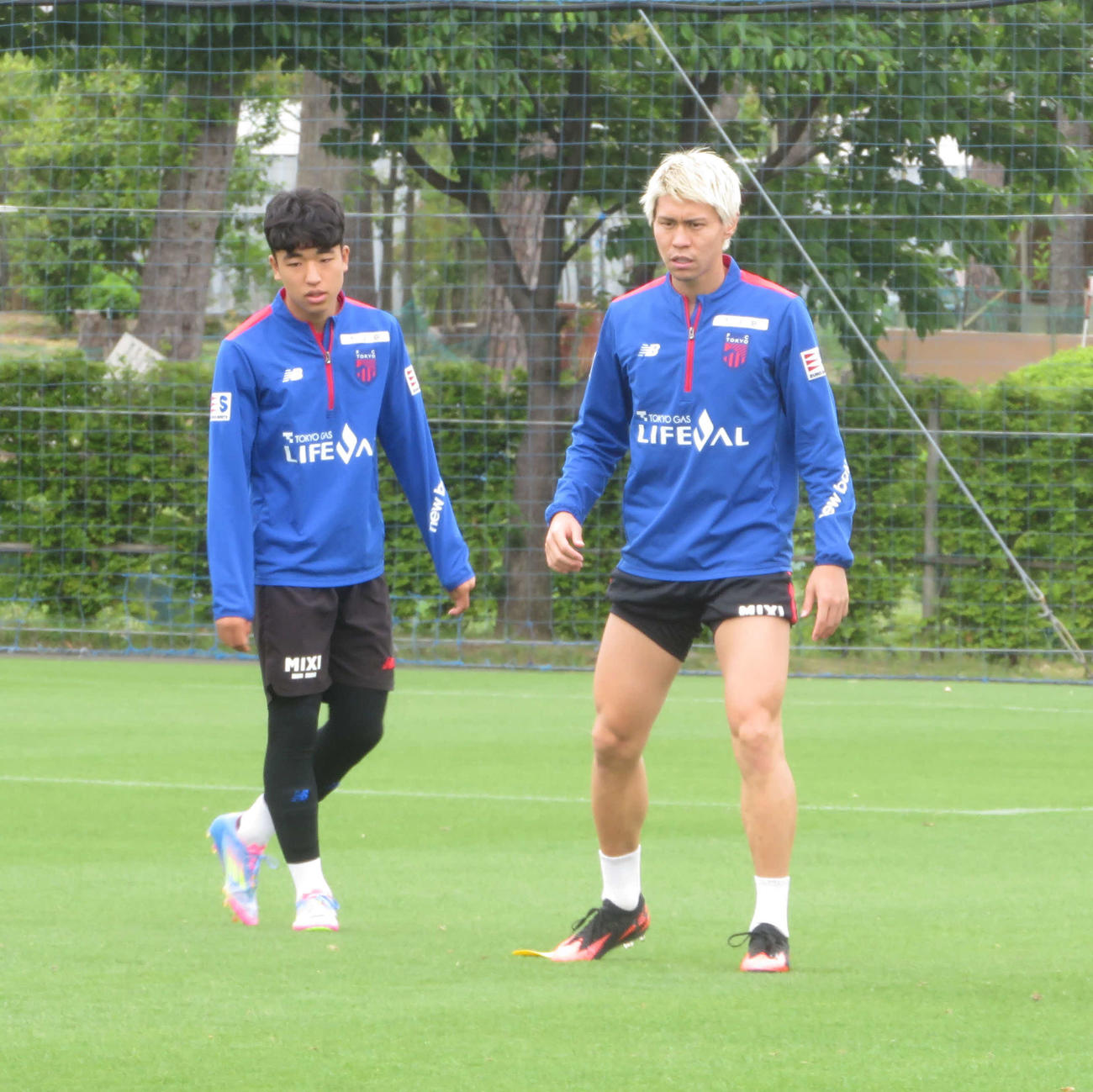 ヴィッセル神戸戦に向けて調整したFC東京MF北原槙（左）と橋本拳人（撮影・佐藤成）