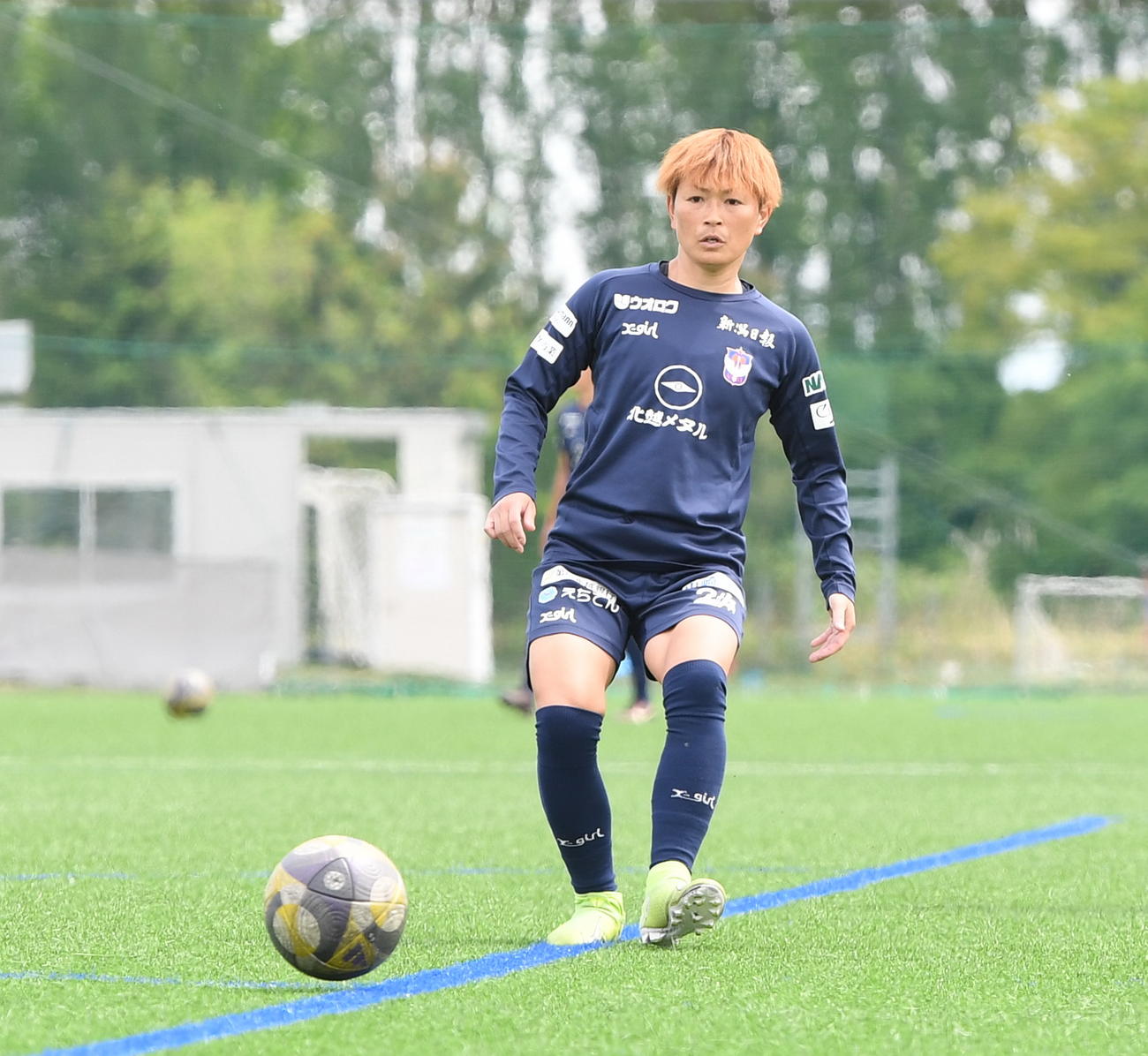 攻撃練習でパスを出す新潟L上尾野辺（撮影・小林忠）