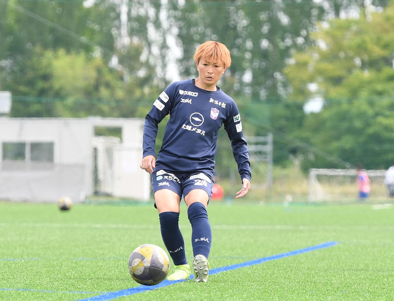 攻撃練習でパスを出す新潟L上尾野辺（撮影・小林忠）