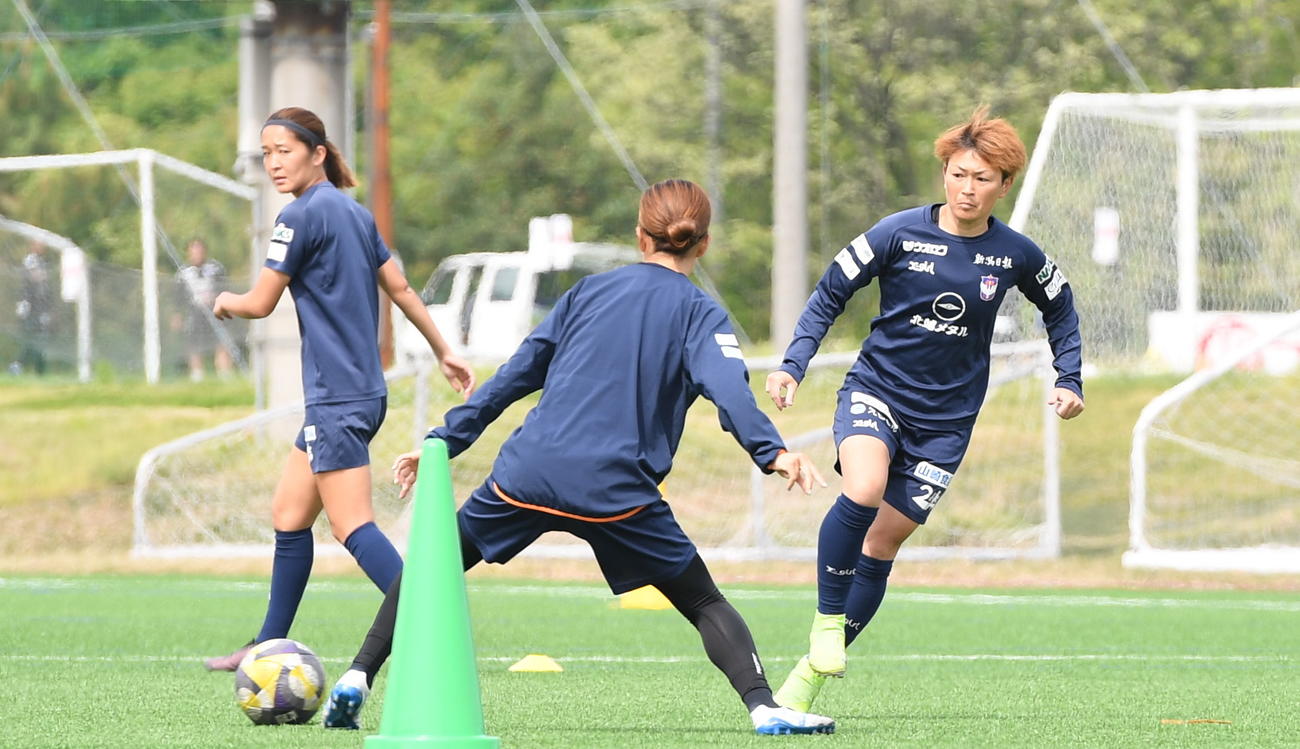 パスを出す新潟L上尾野辺（右）（撮影・小林忠）