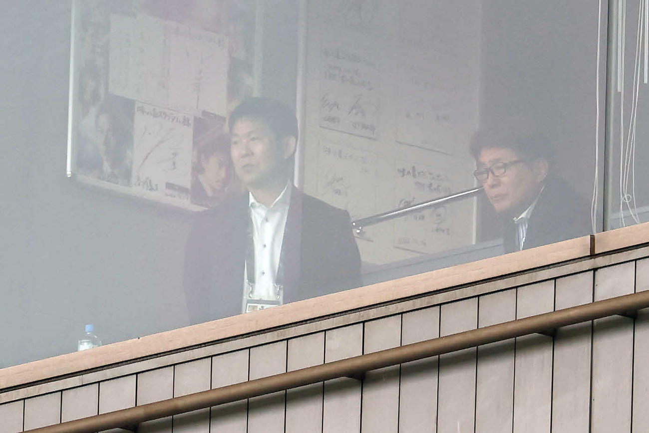 東京対神戸　視察に訪れた日本代表森保監督（左）と山本ナショナルチームダイレクター（撮影・宮地輝）