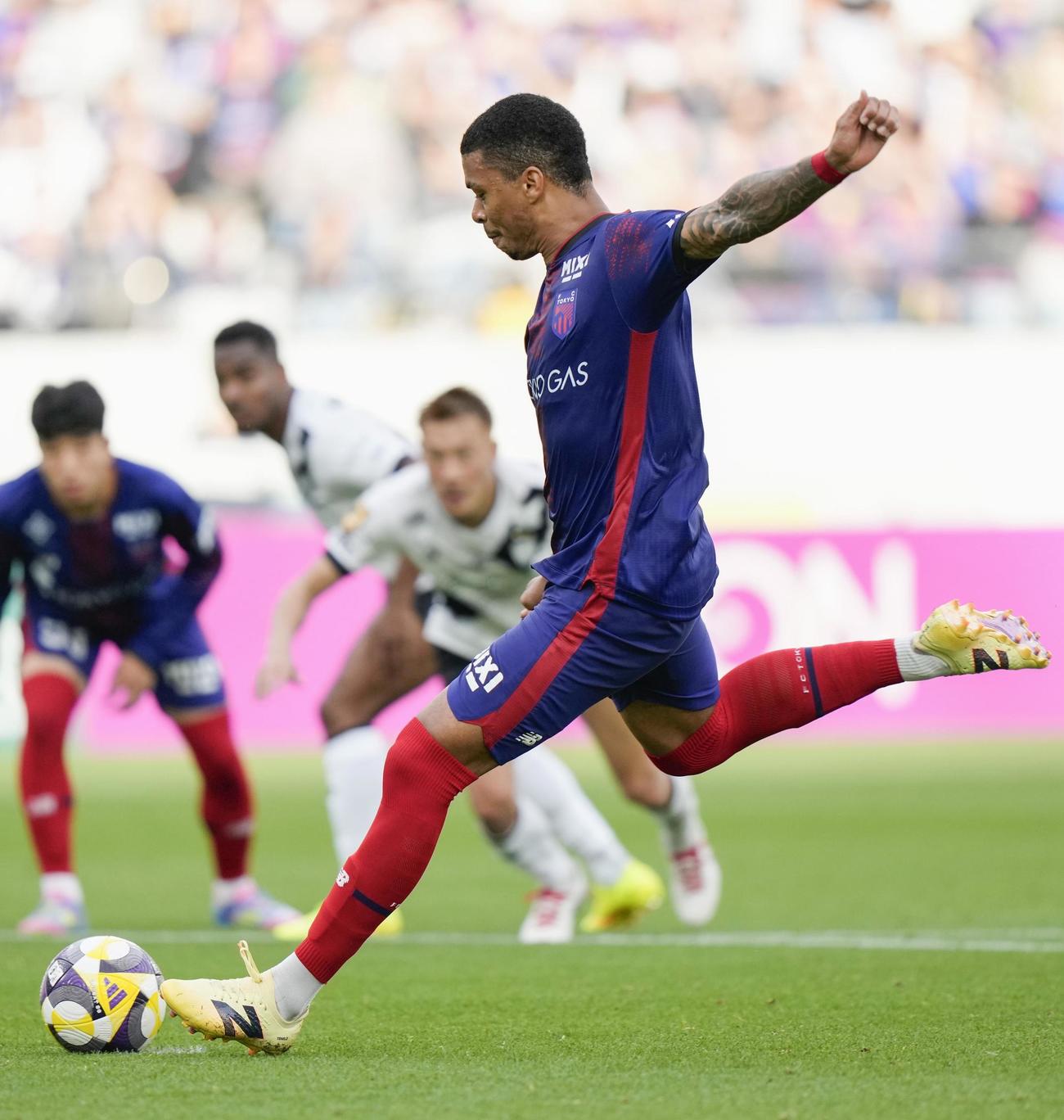 試合終了間際、決勝PKを決める東京マルセロヒアン（共同）