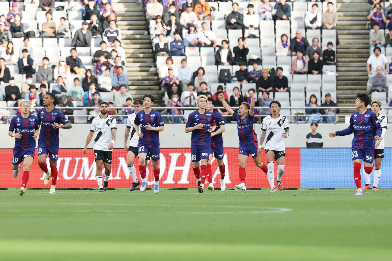 東京対神戸　勝利し喜び東京の選手たち（撮影・宮地輝）