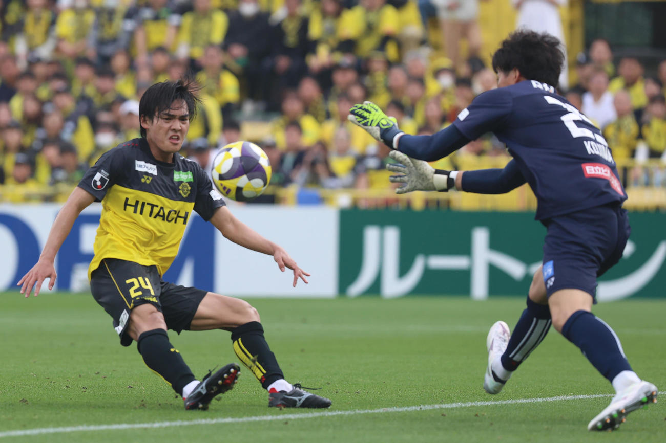 柏対岡山　前半、懸命にゴールを守る柏久保（左）と柏GK小島（撮影・水谷安孝）