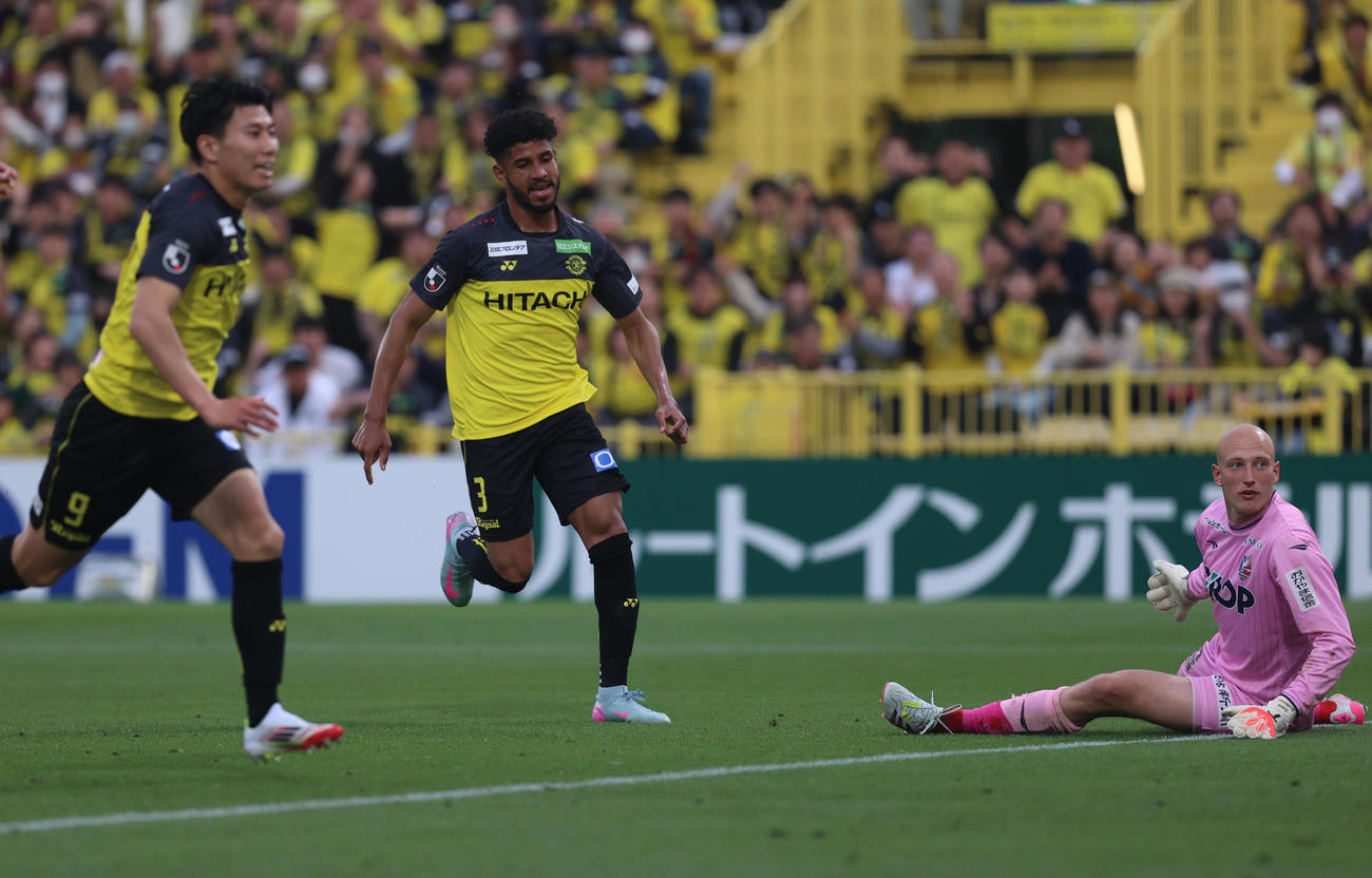 柏対岡山　後半、ゴールを決める柏ジエゴ（中央）。右は岡山GKブローダーセン（撮影・水谷安孝）