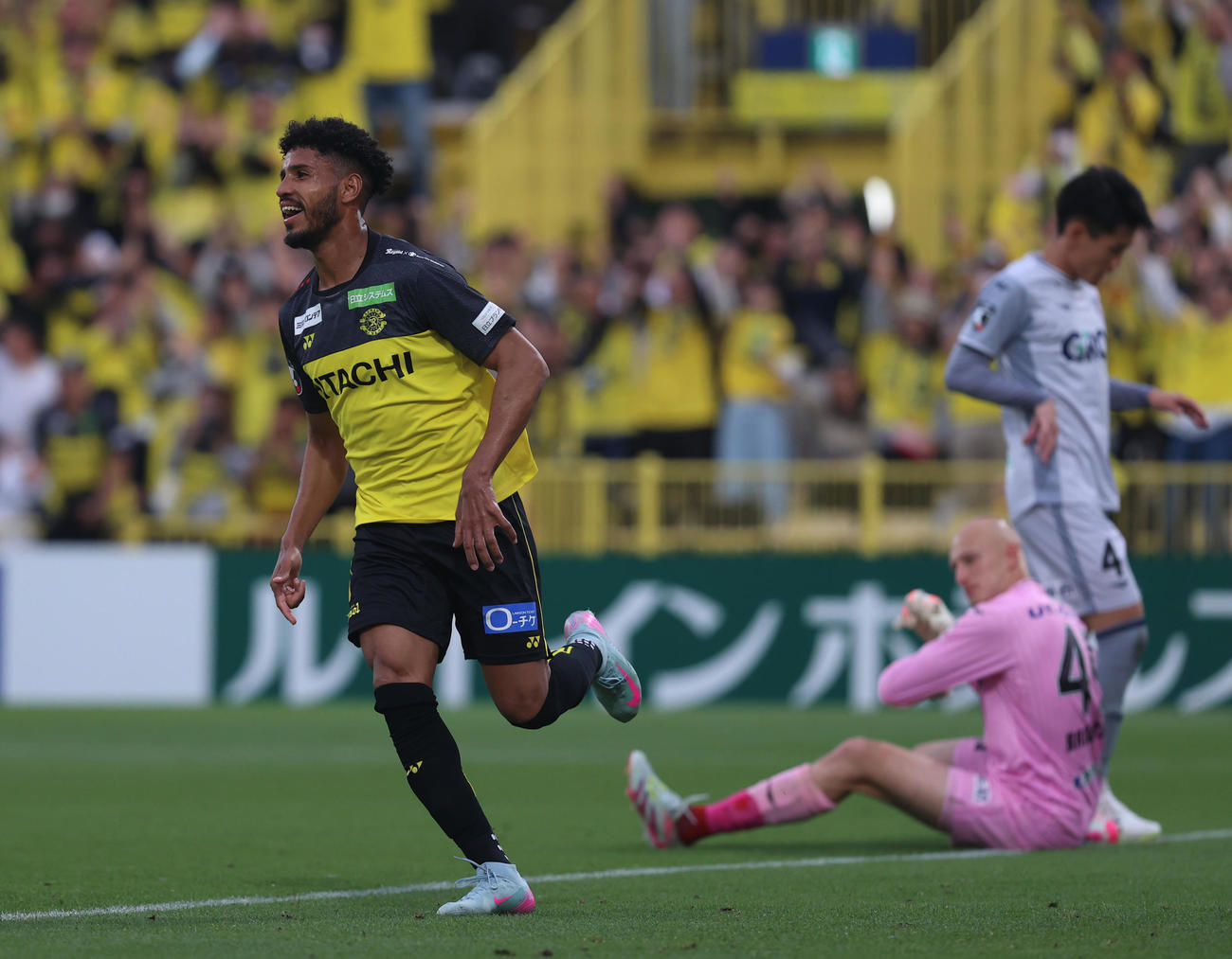 柏対岡山　後半、ゴールを決める柏ジエゴ。右は座り込む岡山GKブローダーセン（撮影・水谷安孝）