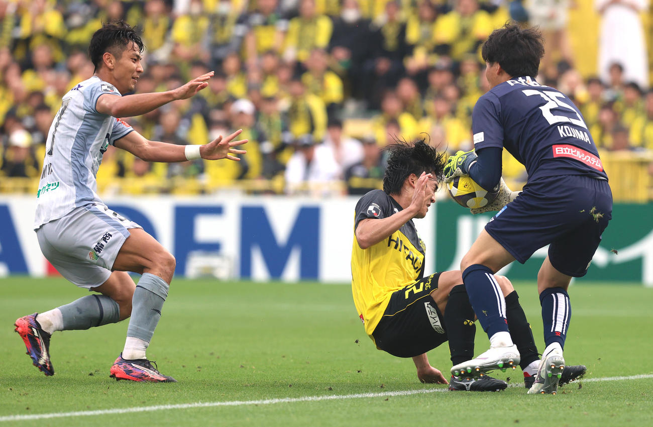 柏対岡山　前半、懸命にゴールを守る柏久保（中央）と柏GK小島。左端は岡山木村（撮影・水谷安孝）
