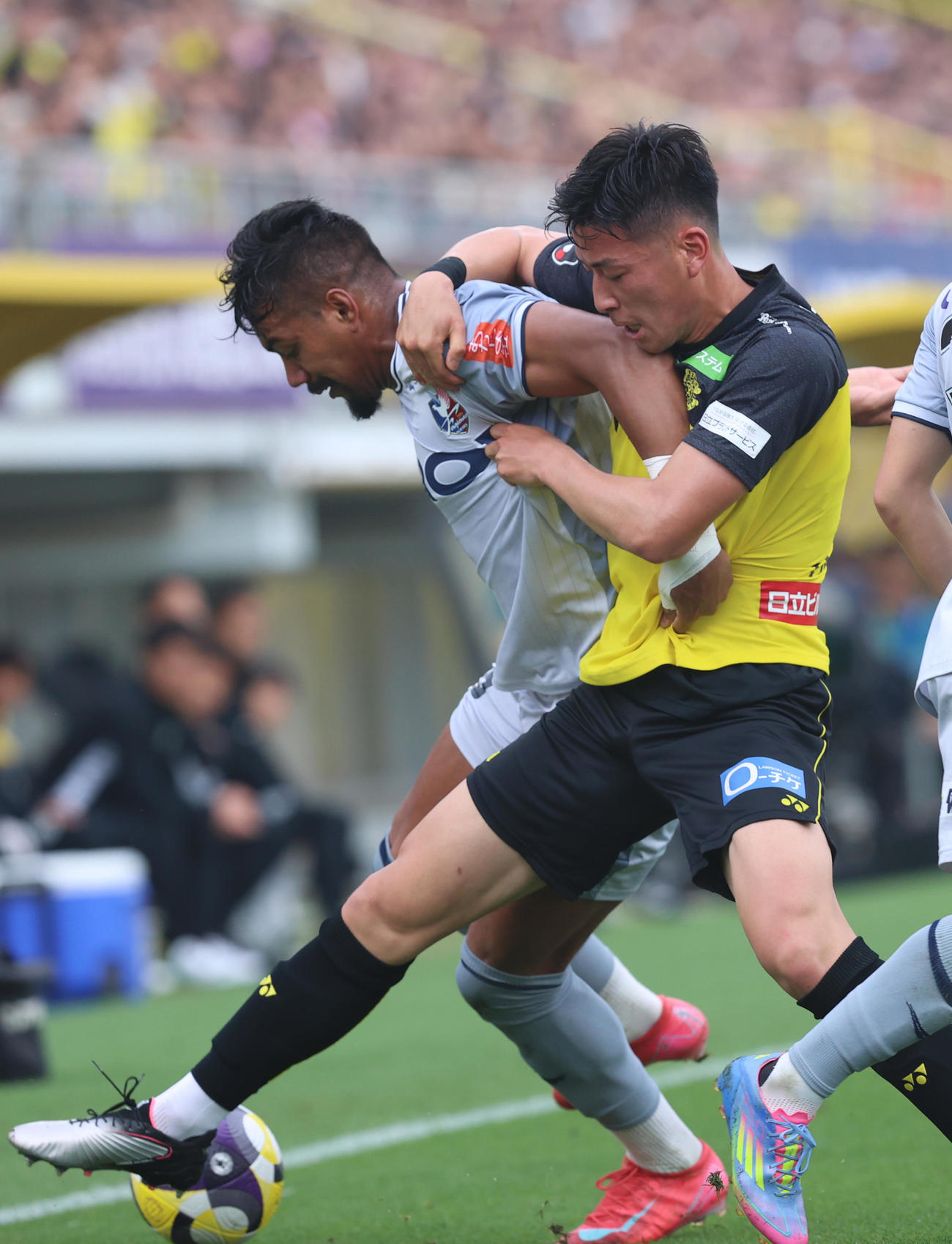 柏対岡山　前半、岡山ルカオ（左）と激しくボールを奪い合う柏田中（撮影・水谷安孝）