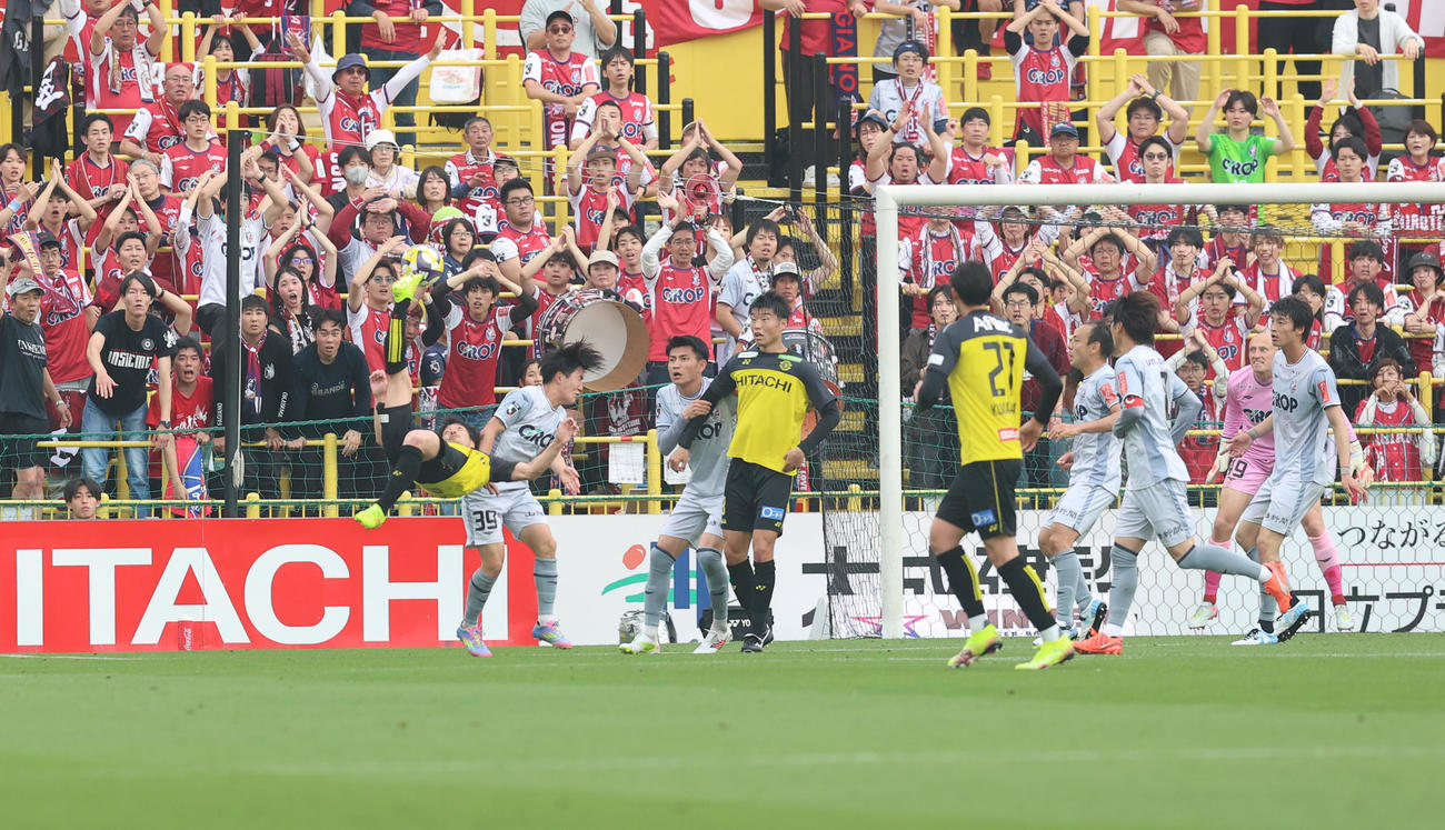 柏対岡山　前半、シュートを放つ柏仲間（左端）（撮影・水谷安孝）