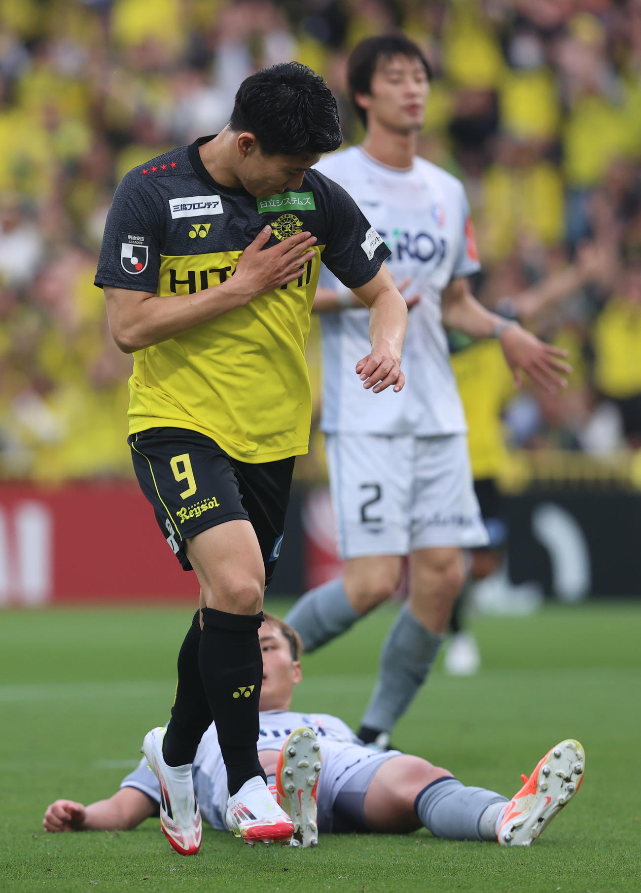 柏対岡山　後半、ゴールを決め胸に手を当てる柏細谷（撮影・水谷安孝）