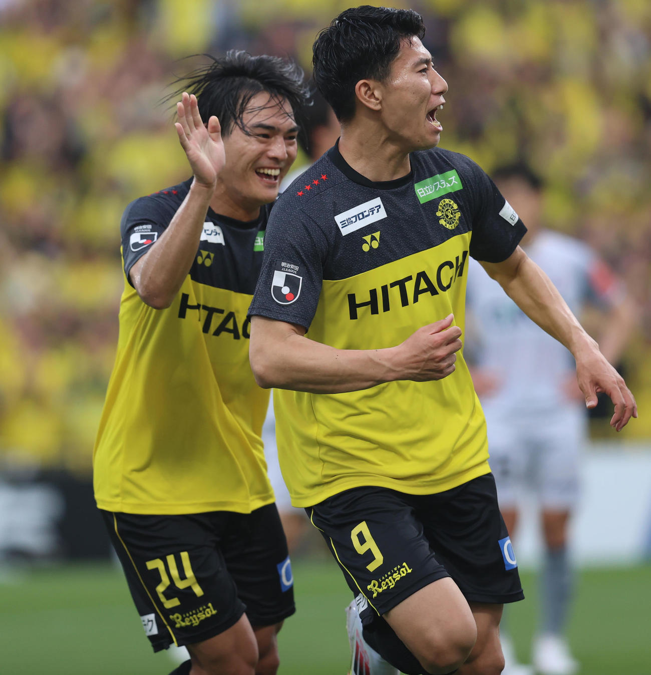 柏対岡山　後半、ゴールを決め仲間に祝福される柏細谷。左は久保（撮影・水谷安孝）