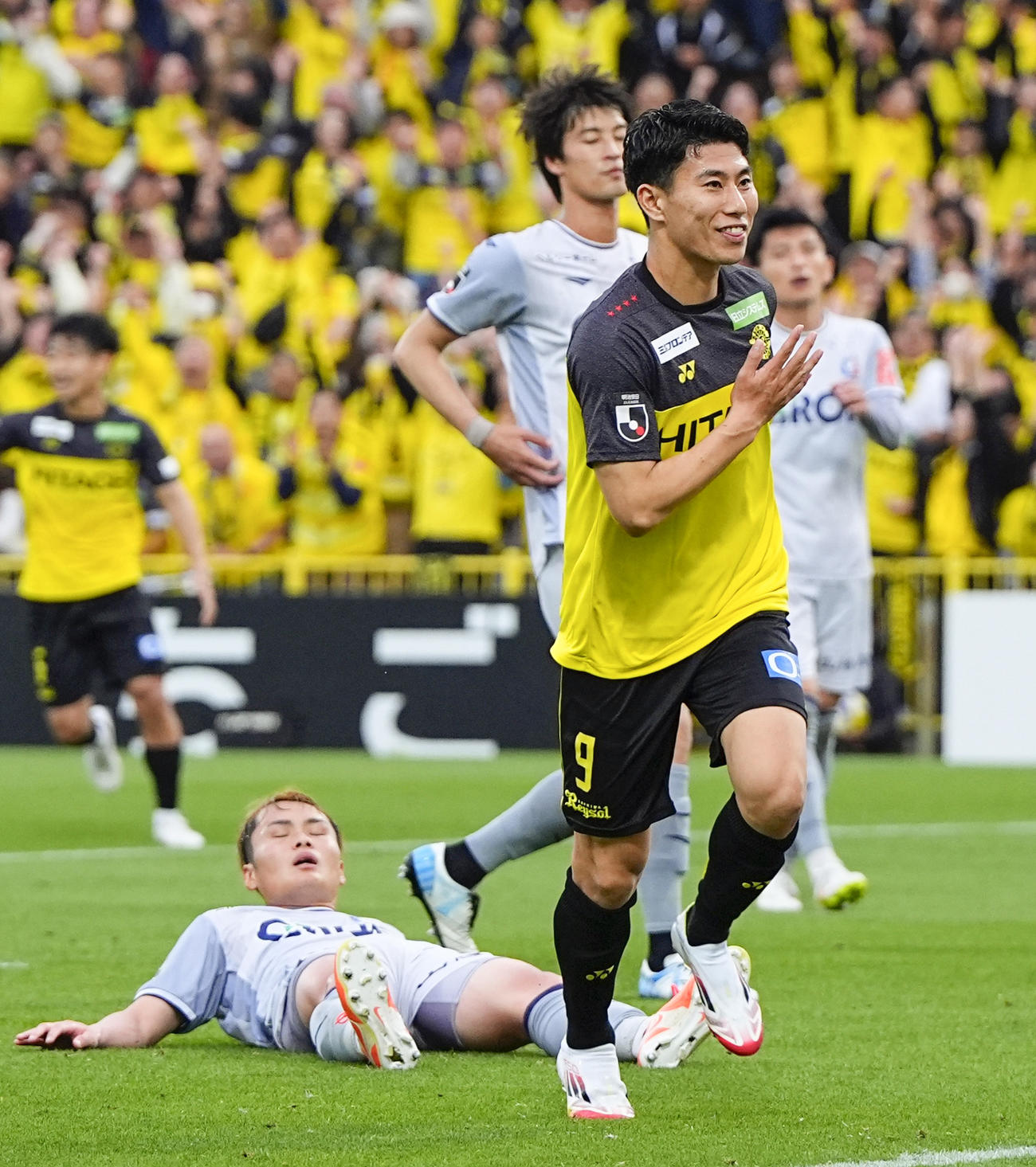 後半、先制ゴールを決め、駆け出す柏・細谷（右手前、共同）