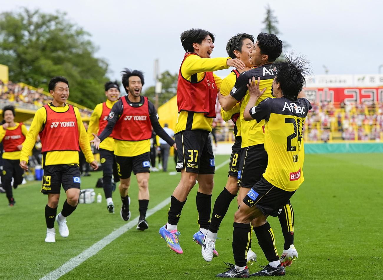 後半、細谷（右から2人目）が先制ゴールを決め、大喜びの柏の選手たち（共同）