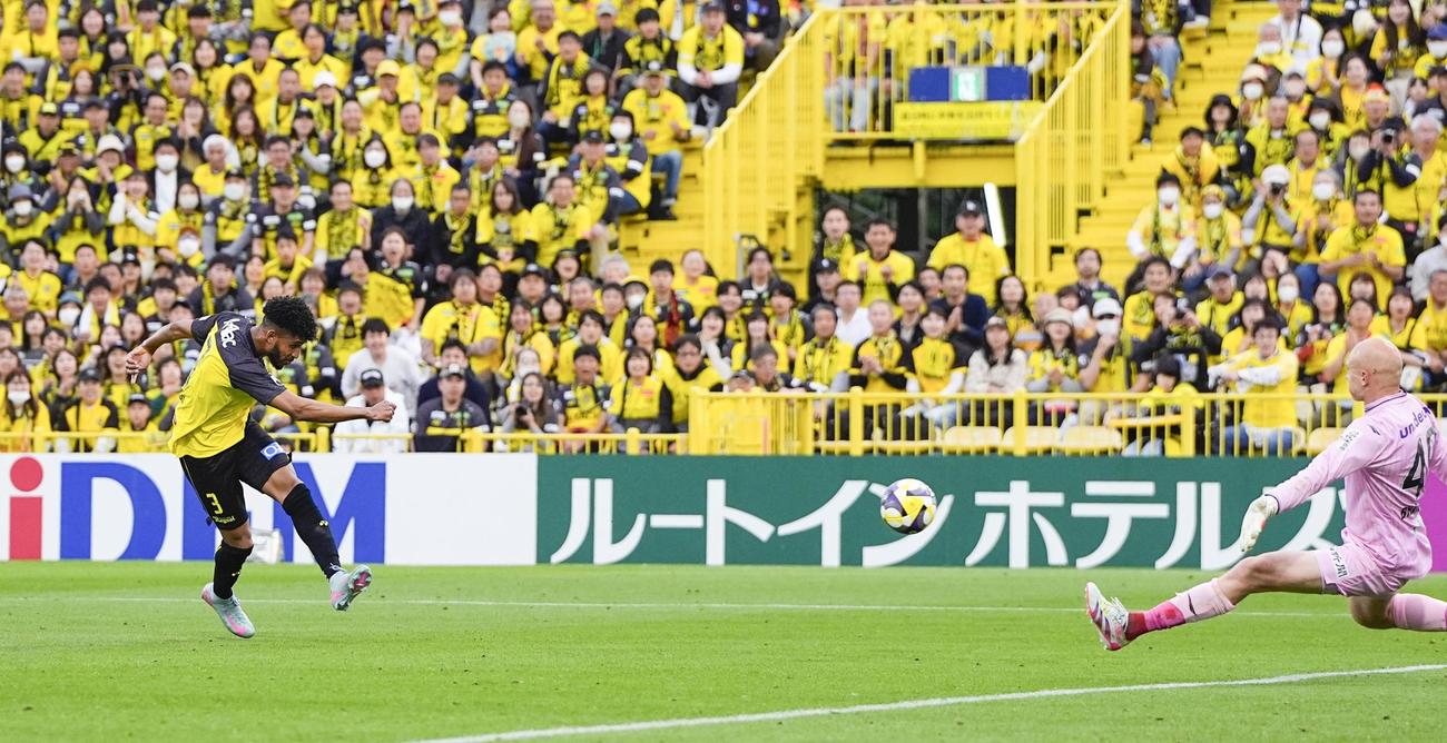 後半、チーム2点目のゴールを決める柏・ジエゴ（左、共同）