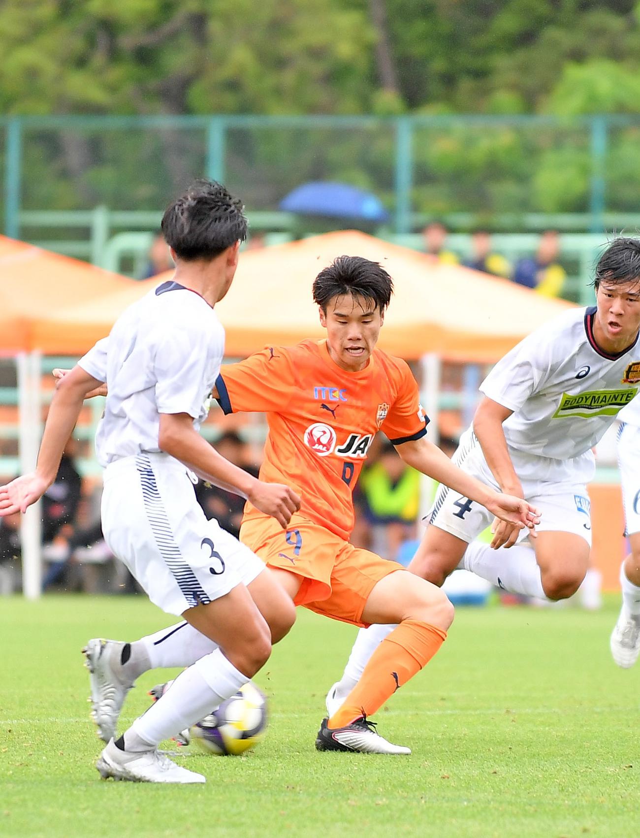前半、先制点を決める清水ユースFW中村（中央）