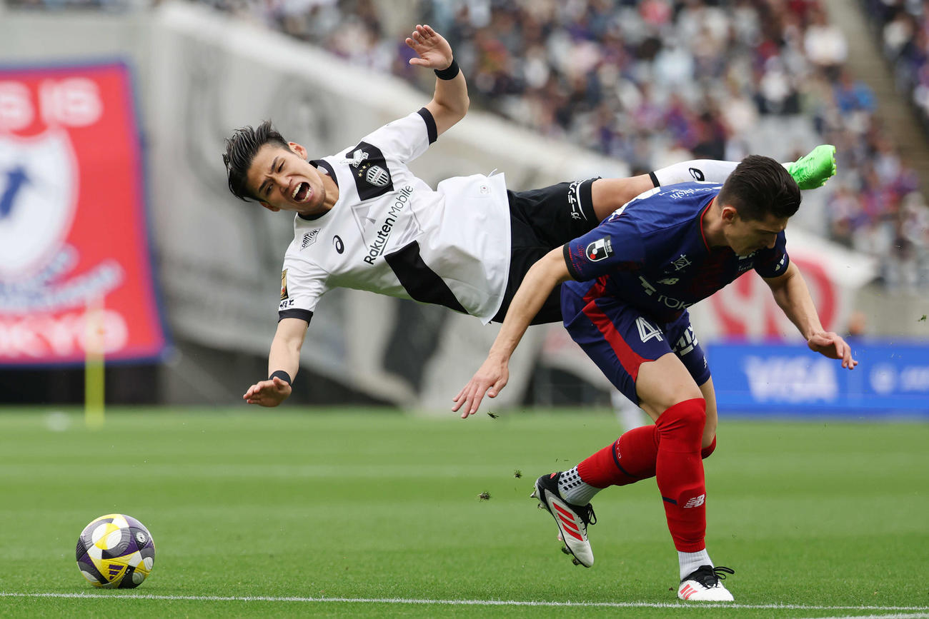 東京対神戸　前半、東京Eトレビザン（右）にファウルで止められる神戸佐々木（撮影・宮地輝）