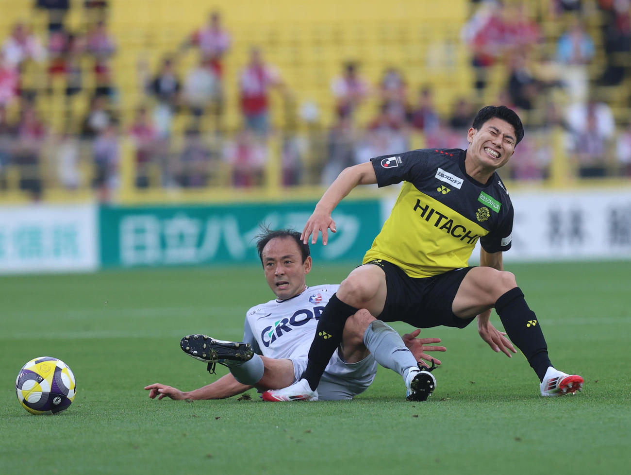 柏対岡山　後半、岡山藤田息（左）から激しい接触を受ける柏細谷（撮影・水谷安孝）
