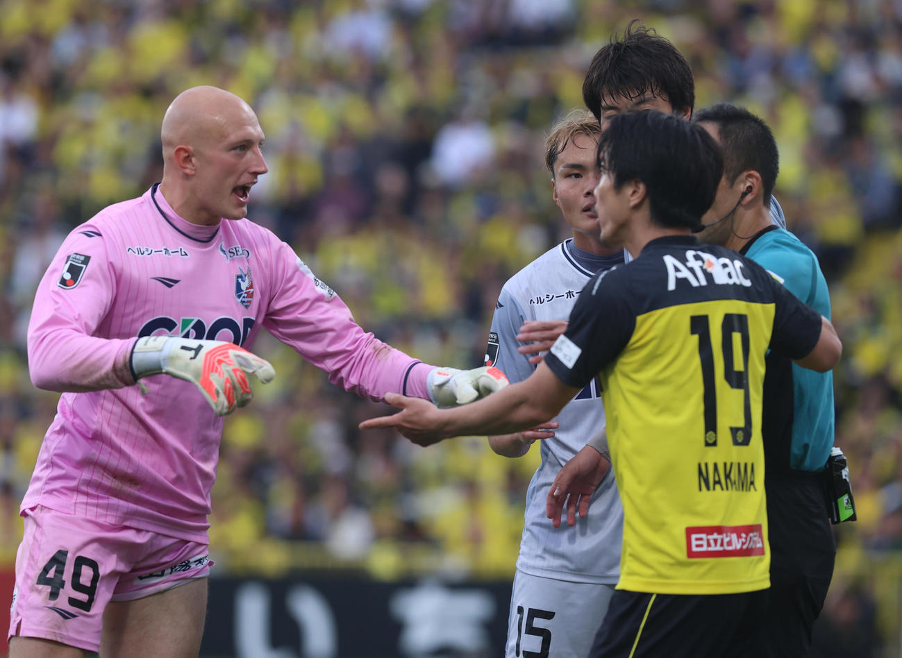柏対岡山　後半、柏仲間（右）は岡山GKブローダーセンに接触プレーについて激しく詰め寄られる（撮影・水谷安孝）