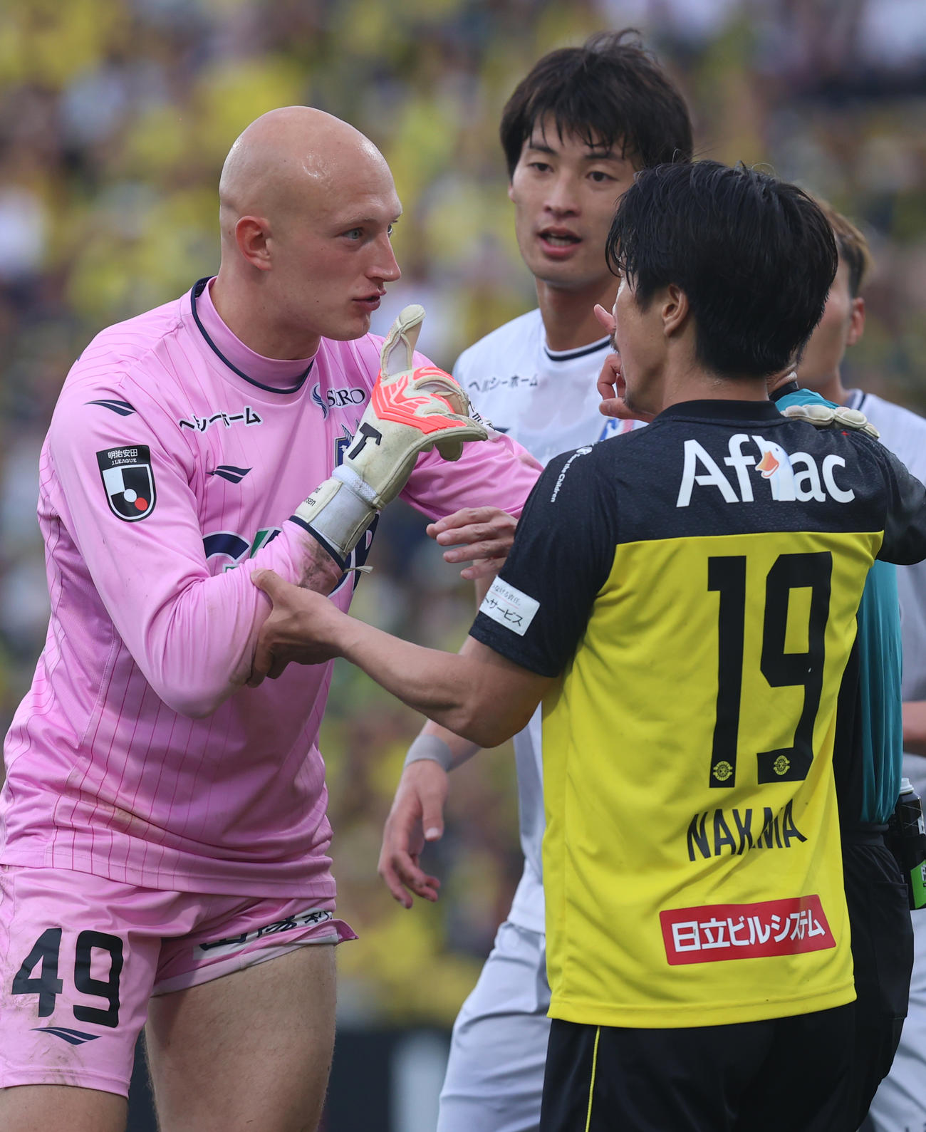 柏対岡山　後半、柏仲間（右）は岡山GKブローダーセンに接触プレーについて激しく詰め寄られる（撮影・水谷安孝）