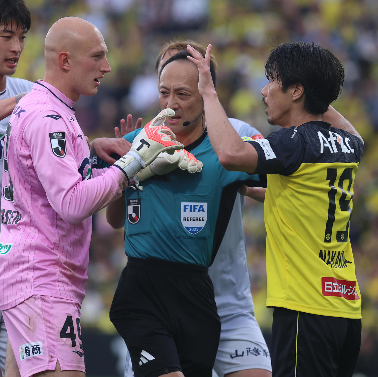柏対岡山　後半、柏仲間（右）は岡山GKブローダーセンに接触プレーについて激しく詰め寄られる（撮影・水谷安孝）