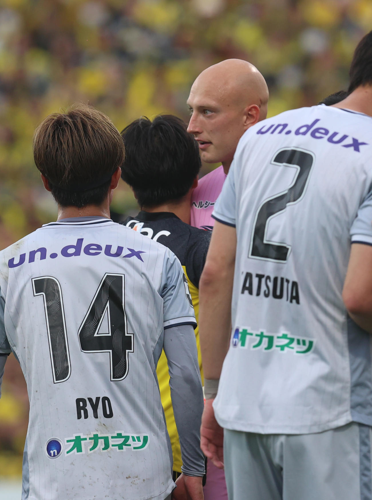 柏対岡山　後半、柏仲間（中央）は岡山GKブローダーセンとハグ（撮影・水谷安孝）