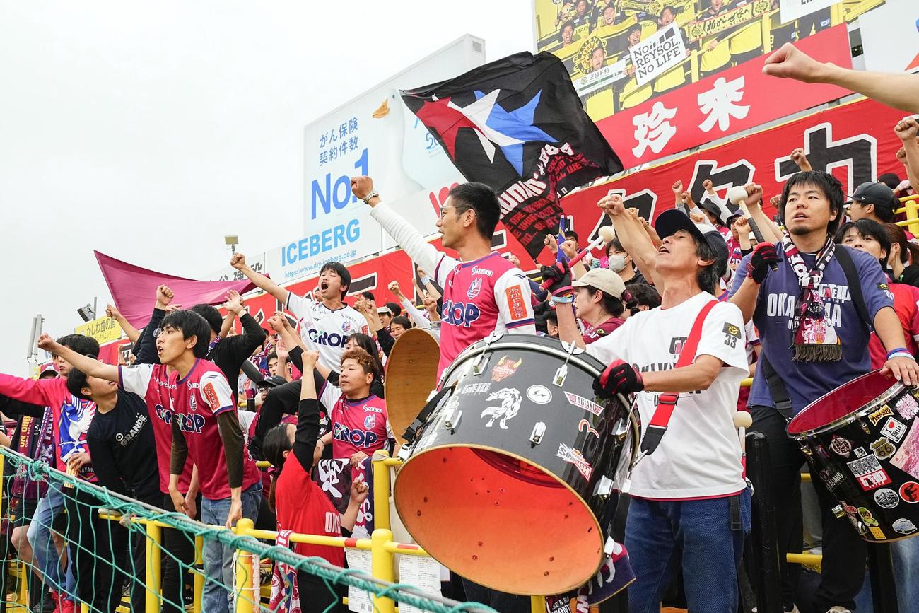 柏対岡山　柏戦に駆けつけた岡山サポーター（共同）