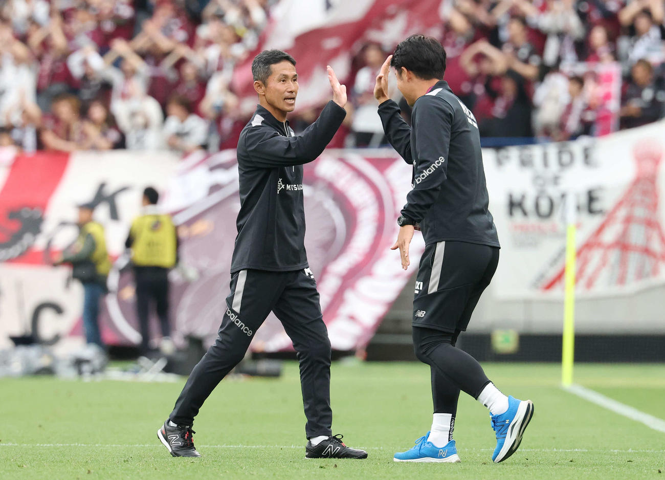 東京対神戸　勝利しスタッフとタッチする東京松橋監督（撮影・宮地輝）