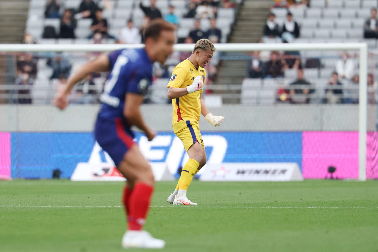 東京対神戸　後半、PKの判定にガッツポーズする東京GK波多野（撮影・宮地輝）