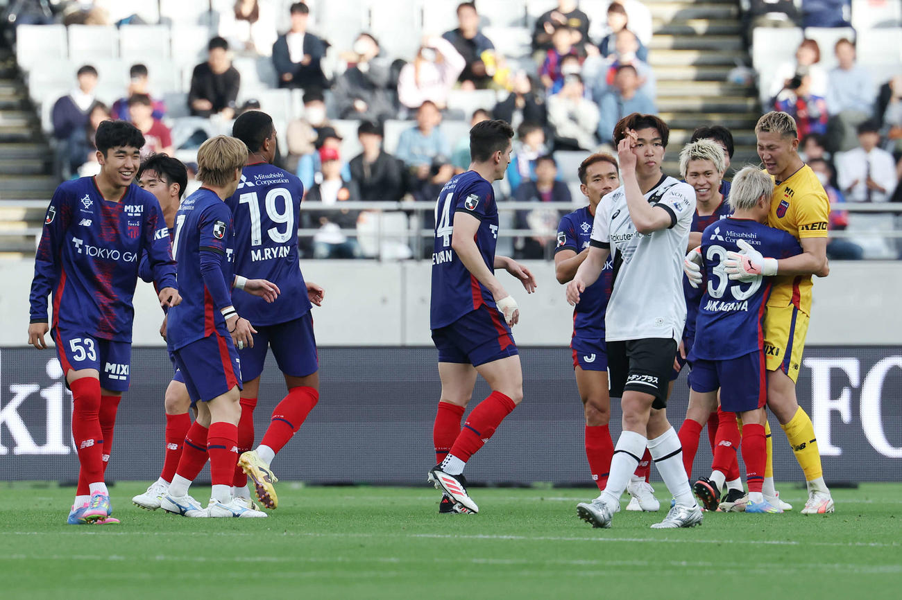 東京対神戸　勝利し喜ぶ東京GK波多野（右端）ら選手たち（撮影・宮地輝）