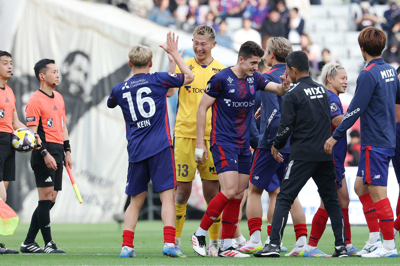 東京対神戸　無失点で勝利しチームメートと喜ぶ東京GK波多野（中央）（撮影・宮地輝）
