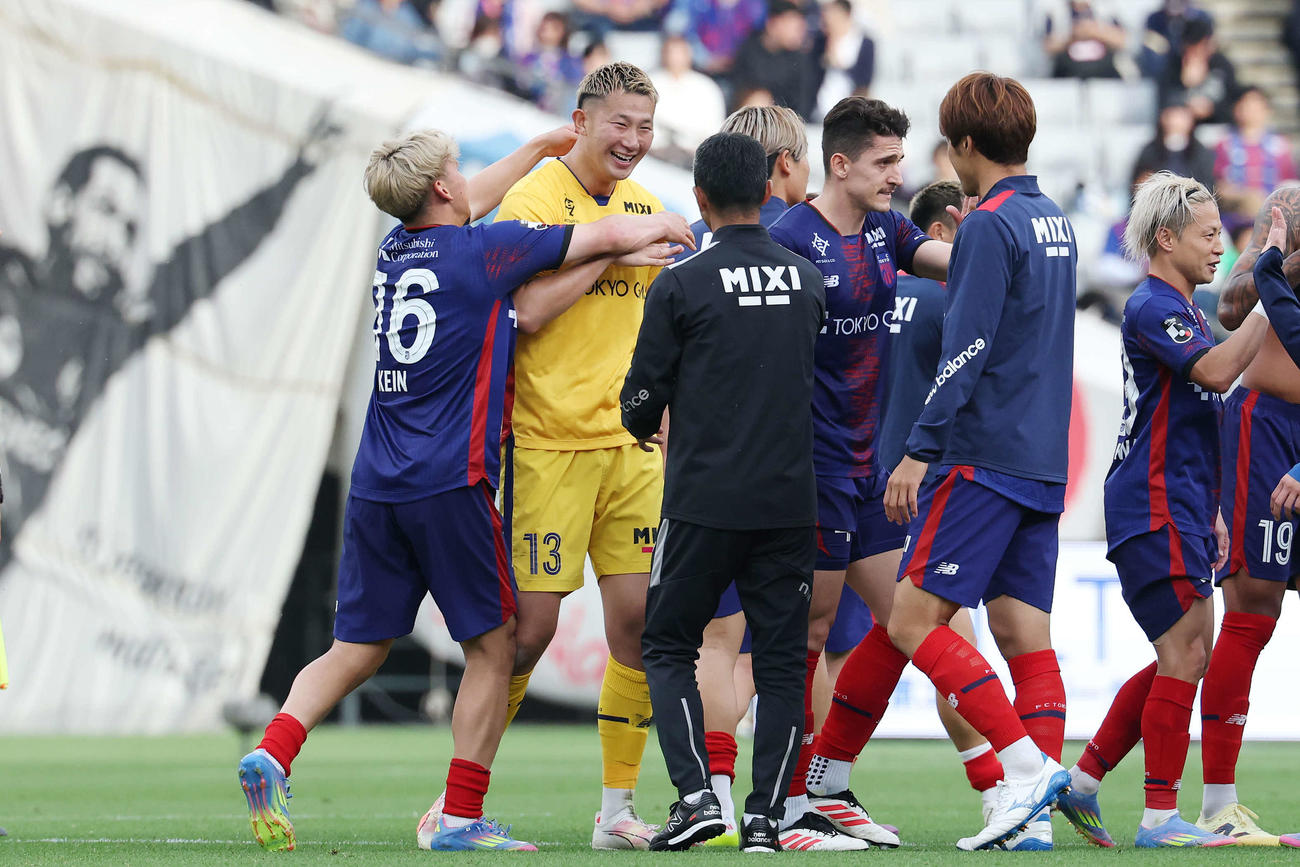 東京対神戸　無失点で勝利しチームメートと喜ぶ東京GK波多野（左から2人目）（撮影・宮地輝）