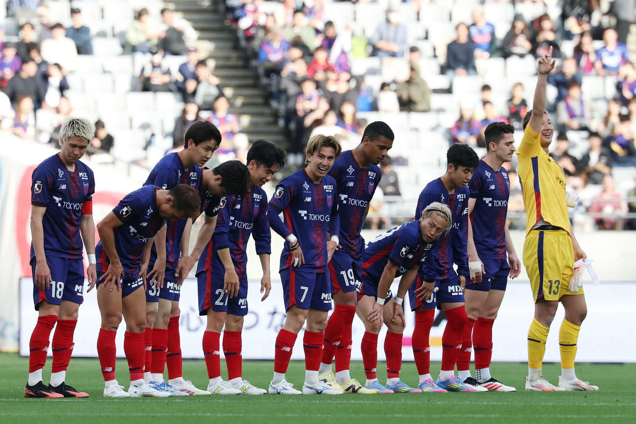 東京対神戸　無失点で勝利し喜ぶ東京GK波多野（右端）（撮影・宮地輝）