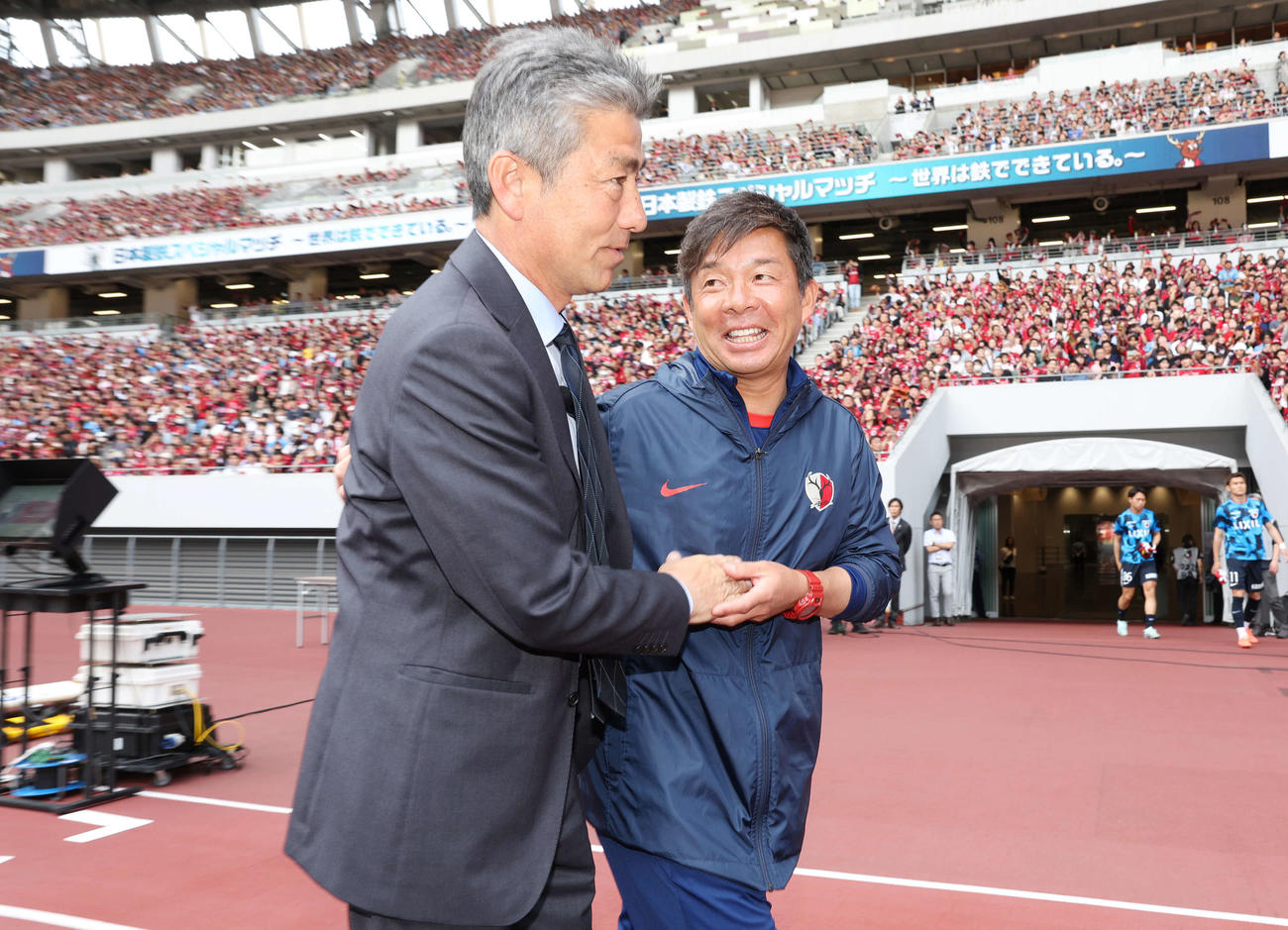 鹿島対川崎F　試合前、握手を交わす川崎F長谷部監督（左）と鹿島鬼木監督（撮影・宮地輝）