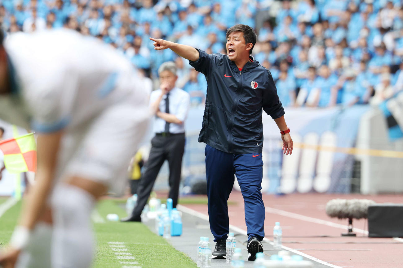鹿島対川崎F　後半、指示を出す鹿島鬼木監督（撮影・宮地輝）