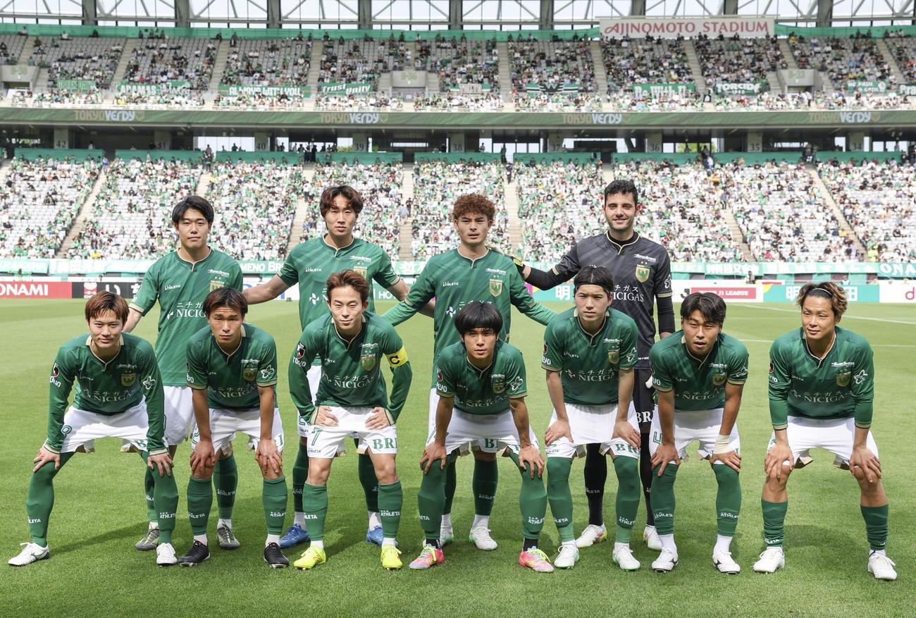 湘南戦に臨む東京Vイレブン＝味スタ（共同）