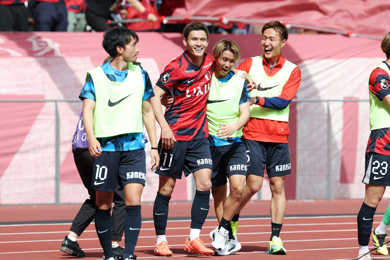 鹿島対川崎F　後半、ゴールを決めチームメートと喜ぶ鹿島田川（左から2人目）（撮影・宮地輝）