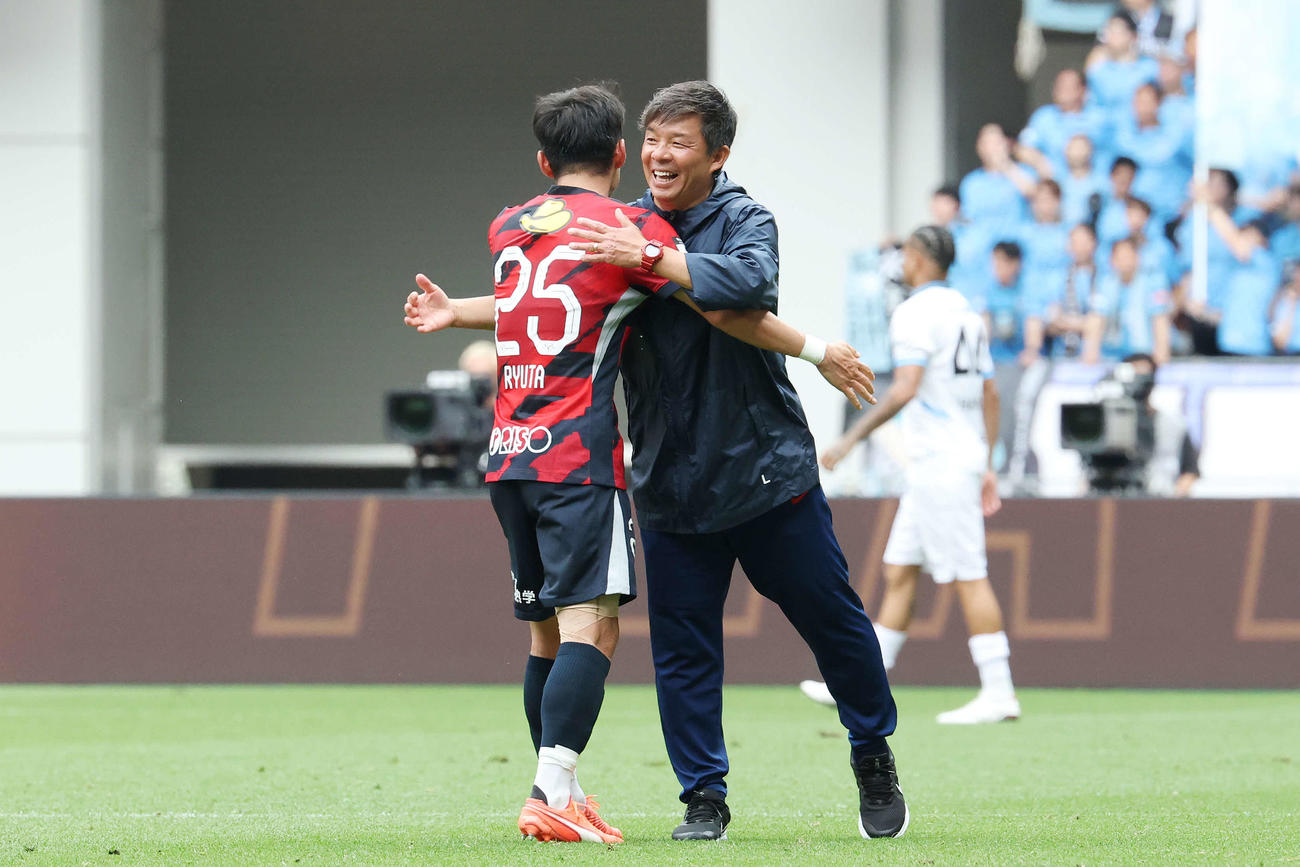 鹿島対川崎F 6連勝を達成し鹿島小池（左）と喜ぶ鬼木監督（撮影・宮地輝）