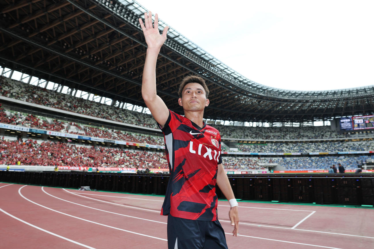 鹿島対川崎F　決勝ゴールで6連勝を達成に貢献した鹿島田川はサポーターに手を振る（撮影・宮地輝）
