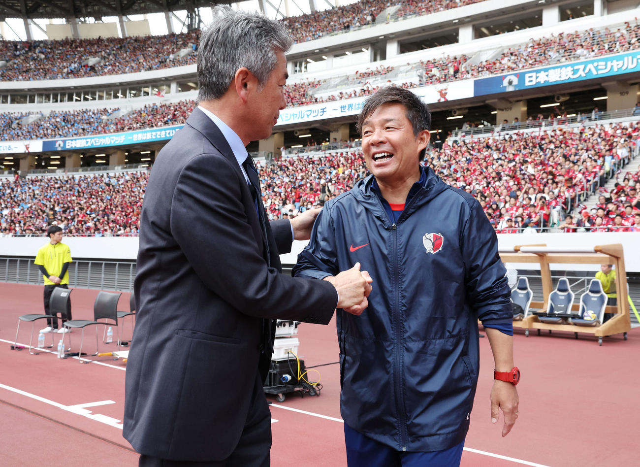 鹿島対川崎F　試合前、握手を交わす川崎F長谷部監督（左）と鹿島鬼木監督（撮影・宮地輝）