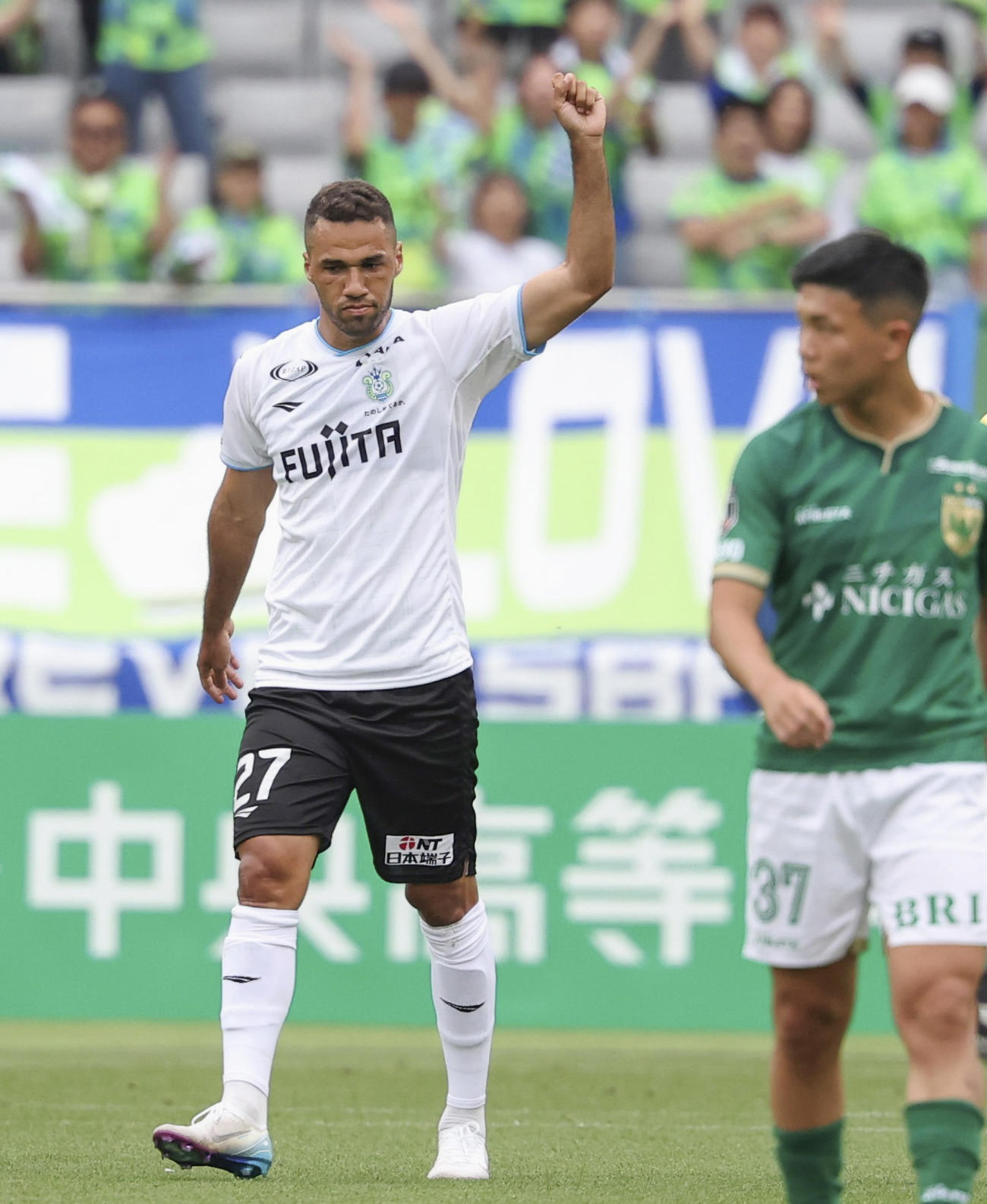 試合終了間際、チーム2点目のゴールを決め、喜ぶ湘南ルイスフェリッピ（左）（共同）