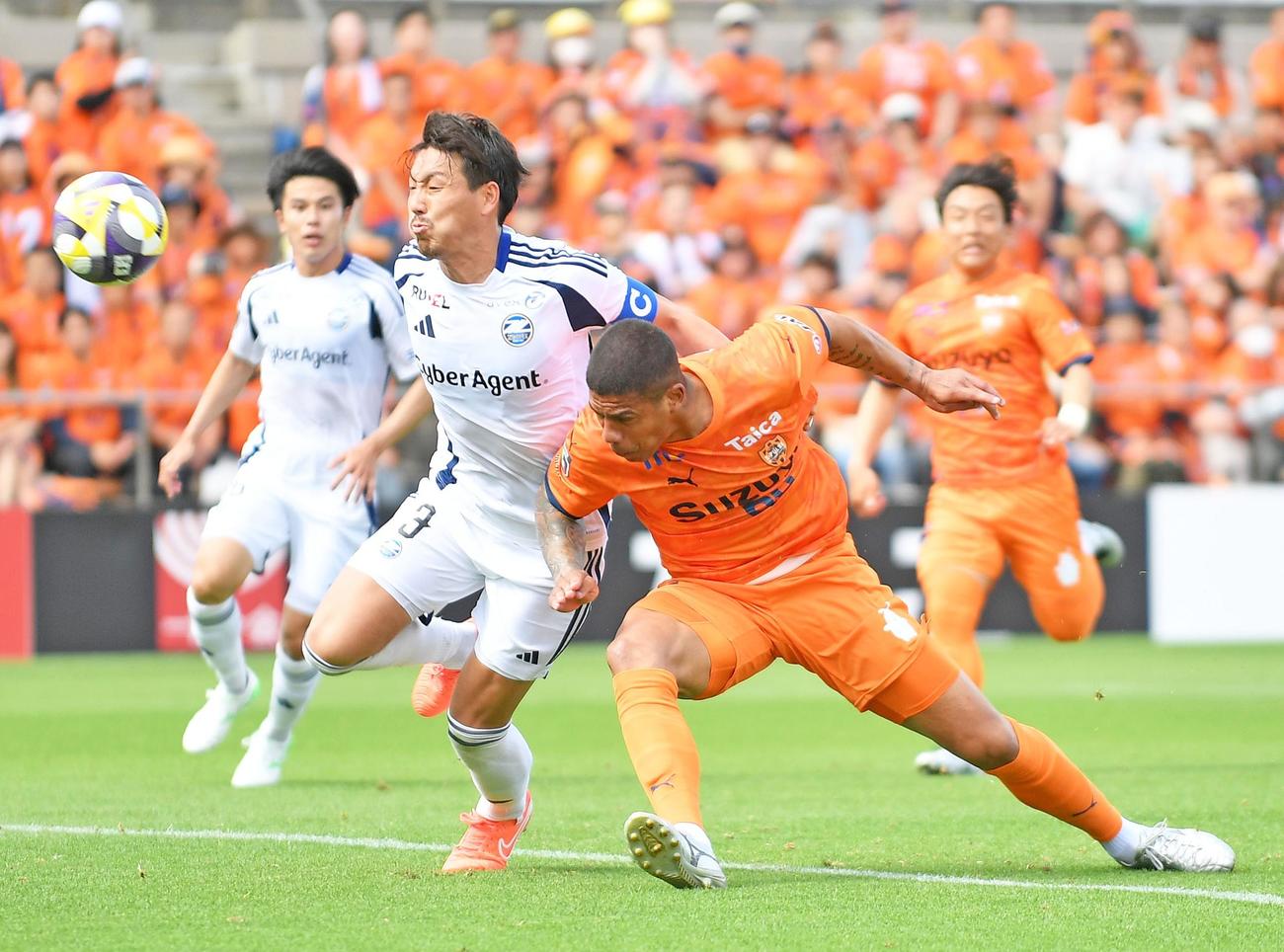 後半、ヘディングでゴールを決める清水ドウグラスタンキ（撮影・神谷亮磨）