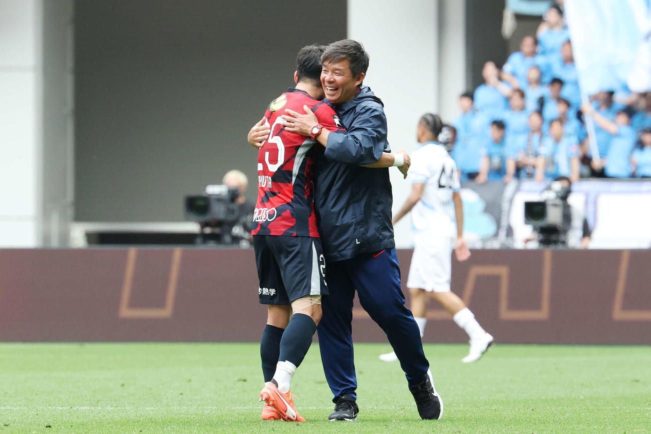 鹿島対川崎F 6連勝を達成し鹿島小池（左）と喜ぶ鬼木監督（撮影・宮地輝）