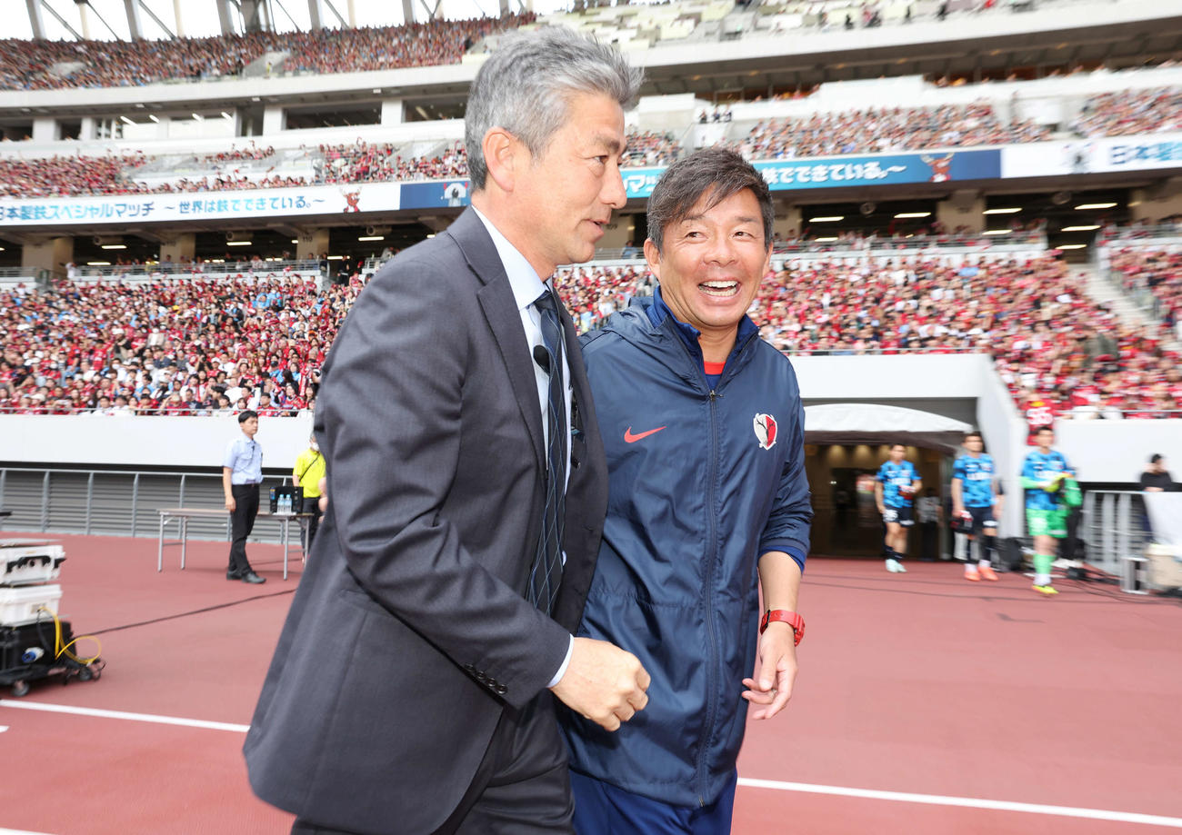 鹿島対川崎F　試合前、笑顔であいさつを交わす川崎F長谷部監督（左）と鹿島鬼木監督（撮影・宮地輝）