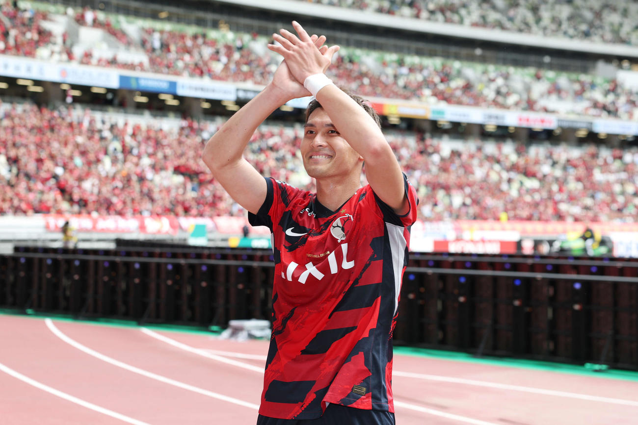 鹿島対川崎F　決勝ゴールで6連勝を達成に貢献した鹿島田川はサポーターに笑顔で拍手する（撮影・宮地輝）