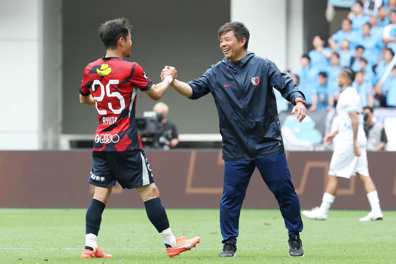 鹿島対川崎F 6連勝を達成し鹿島小池（左）と笑顔で握手する鬼木監督（撮影・宮地輝）