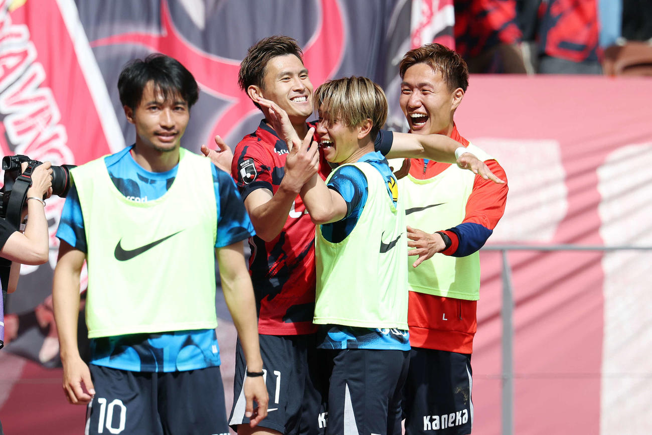 鹿島対川崎F　後半、ゴールを決めチームメートと喜ぶ鹿島田川（左から2人目）（撮影・宮地輝）